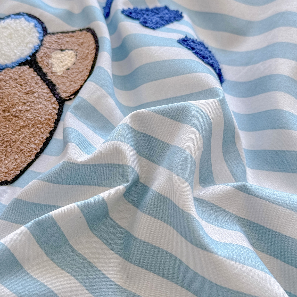 91家纺网 家纺一手货源 找家纺 优卡迪家纺馆 2026新款A类亲肤水洗棉毛巾绣系列四件套下载文件包含买家秀 潮酷熊-水兰条