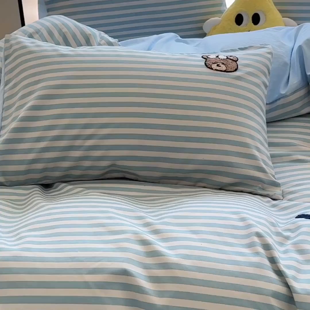 91家纺网 家纺一手货源 找家纺 优卡迪家纺馆 2026新款A类亲肤水洗棉毛巾绣系列四件套下载文件包含买家秀 潮酷熊-水兰条