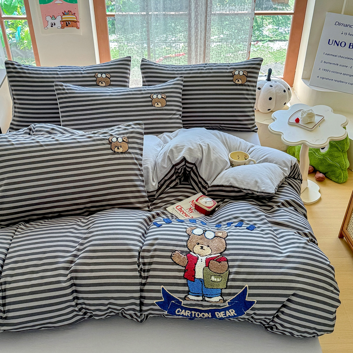 91家纺网 家纺一手货源 找家纺 优卡迪家纺馆 2026新款A类亲肤水洗棉毛巾绣系列四件套下载文件包含买家秀 潮酷熊-炭黑条