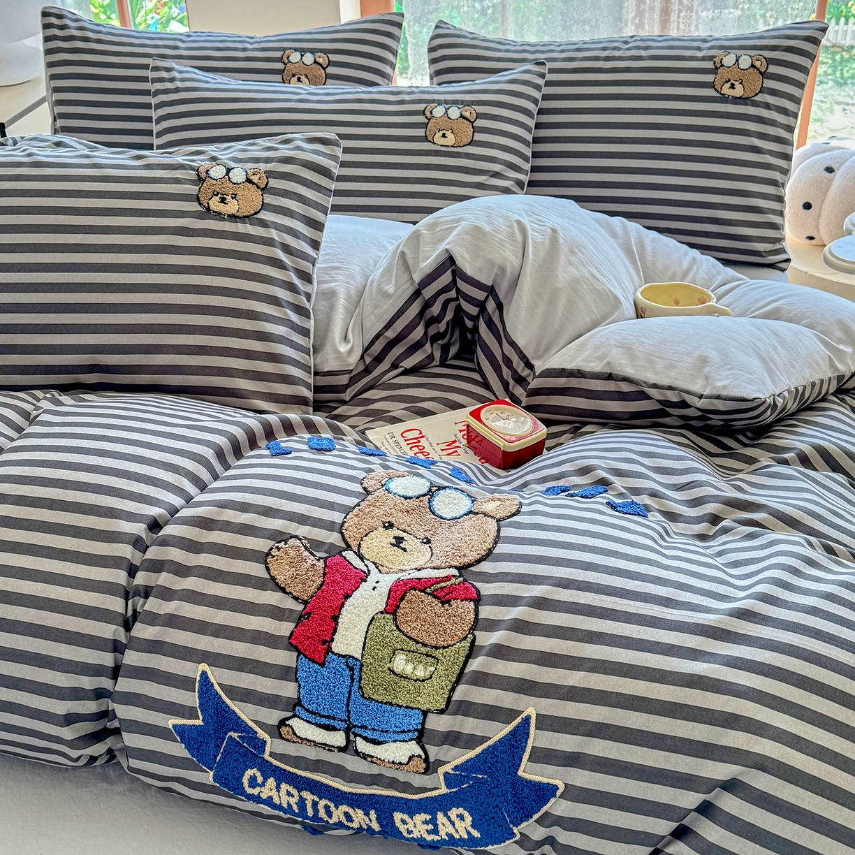 91家纺网 家纺一手货源 找家纺 优卡迪家纺馆 2026新款A类亲肤水洗棉毛巾绣系列四件套下载文件包含买家秀 潮酷熊-炭黑条