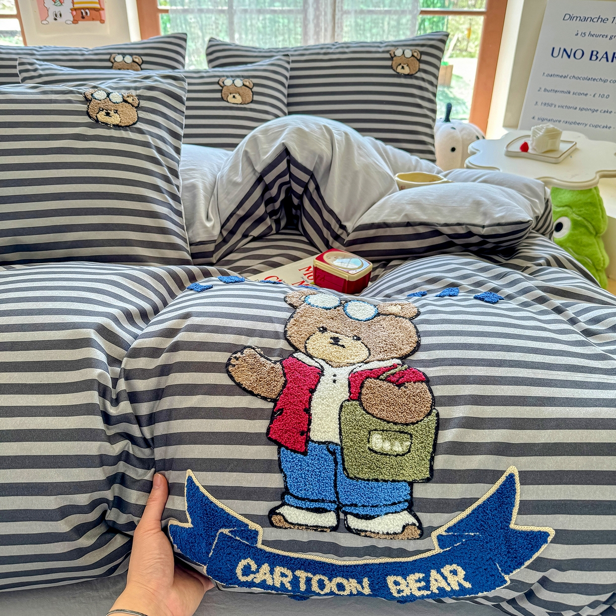 91家纺网 家纺一手货源 找家纺 优卡迪家纺馆 2026新款A类亲肤水洗棉毛巾绣系列四件套下载文件包含买家秀 潮酷熊-炭黑条