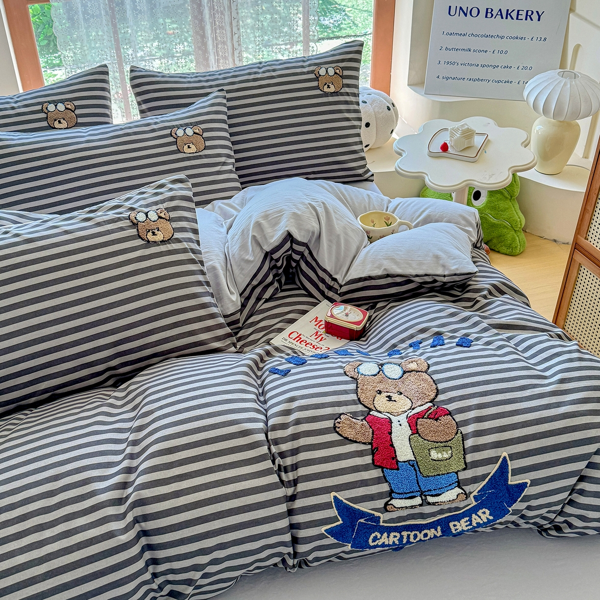 91家纺网 家纺一手货源 找家纺 优卡迪家纺馆 2026新款A类亲肤水洗棉毛巾绣系列四件套下载文件包含买家秀 潮酷熊-炭黑条