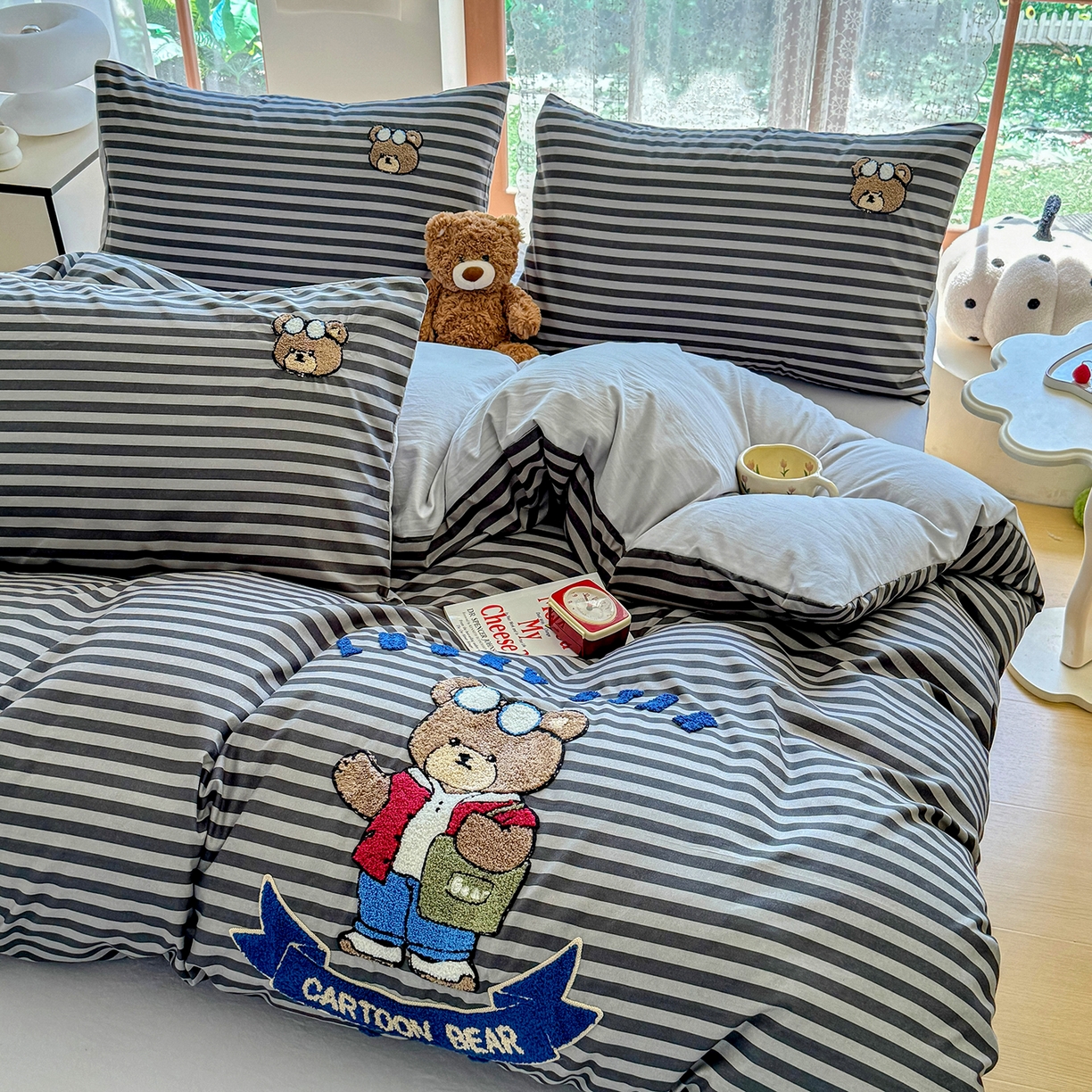 91家纺网 家纺一手货源 找家纺 优卡迪家纺馆 2026新款A类亲肤水洗棉毛巾绣系列四件套下载文件包含买家秀 潮酷熊-炭黑条