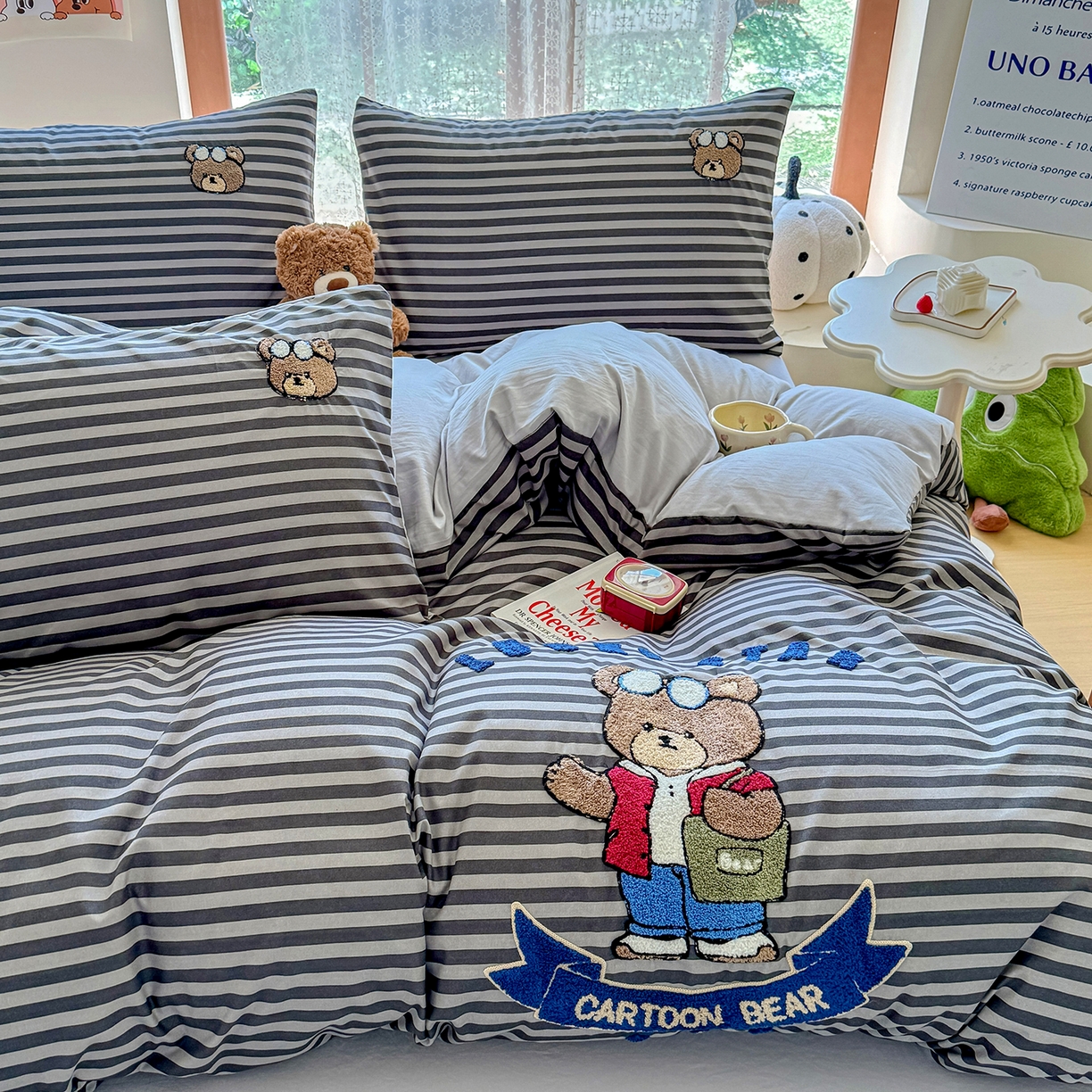 91家纺网 家纺一手货源 找家纺 优卡迪家纺馆 2026新款A类亲肤水洗棉毛巾绣系列四件套下载文件包含买家秀 潮酷熊-炭黑条