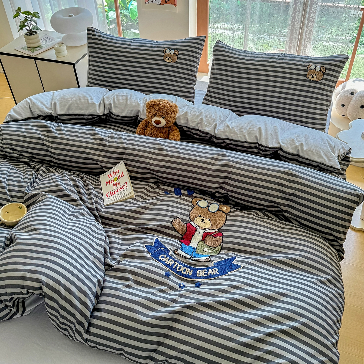 91家纺网 家纺一手货源 找家纺 优卡迪家纺馆 2026新款A类亲肤水洗棉毛巾绣系列四件套下载文件包含买家秀 潮酷熊-炭黑条