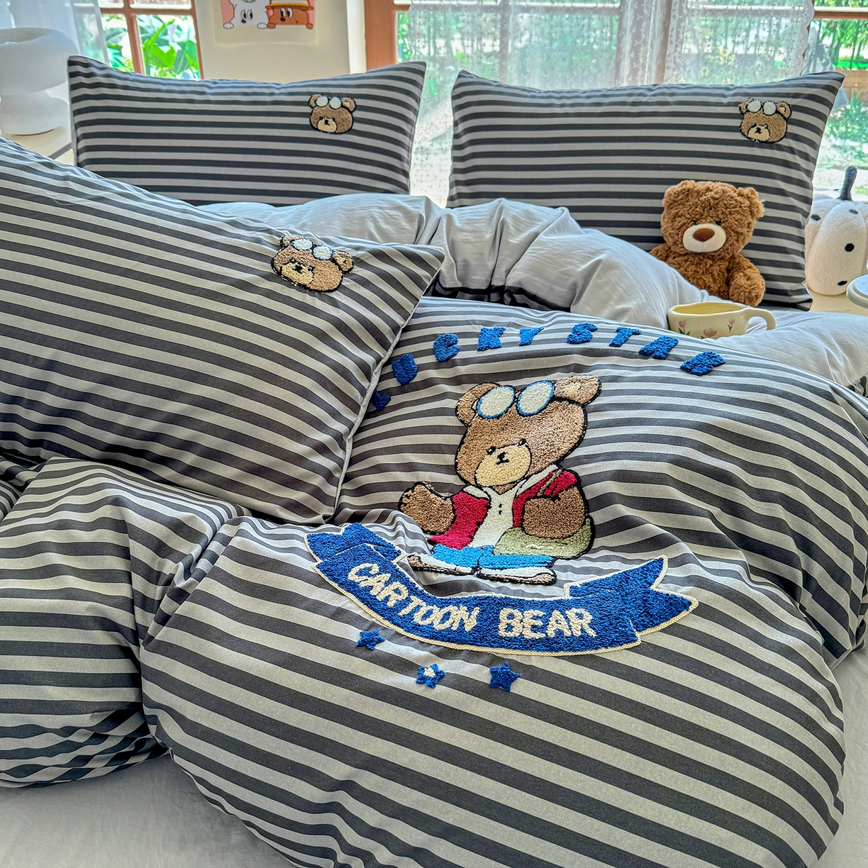 91家纺网 家纺一手货源 找家纺 优卡迪家纺馆 2026新款A类亲肤水洗棉毛巾绣系列四件套下载文件包含买家秀 潮酷熊-炭黑条