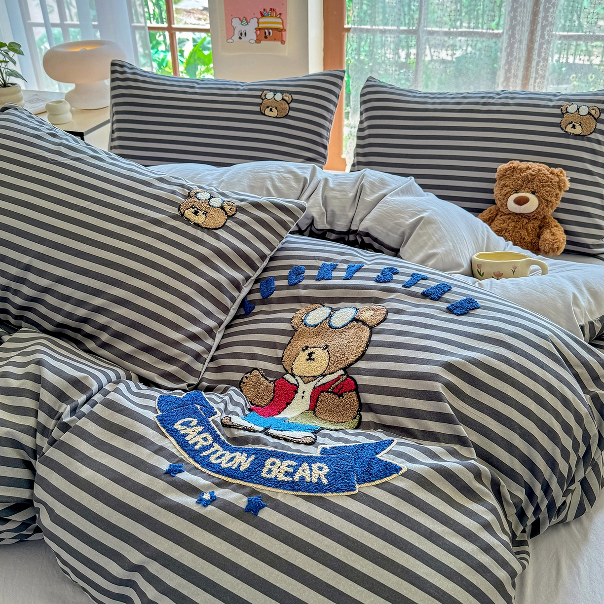 91家纺网 家纺一手货源 找家纺 优卡迪家纺馆 2026新款A类亲肤水洗棉毛巾绣系列四件套下载文件包含买家秀 潮酷熊-炭黑条