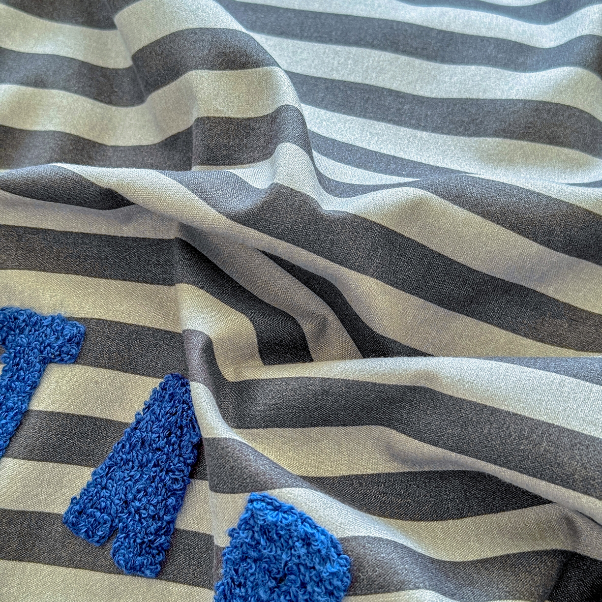 91家纺网 家纺一手货源 找家纺 优卡迪家纺馆 2026新款A类亲肤水洗棉毛巾绣系列四件套下载文件包含买家秀 潮酷熊-炭黑条