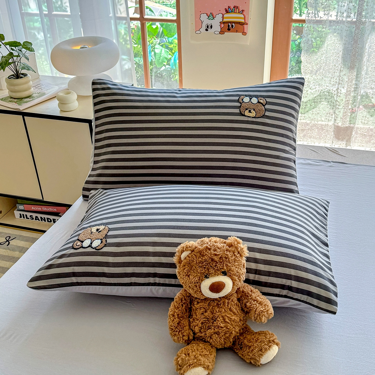 91家纺网 家纺一手货源 找家纺 优卡迪家纺馆 2026新款A类亲肤水洗棉毛巾绣系列四件套下载文件包含买家秀 潮酷熊-炭黑条