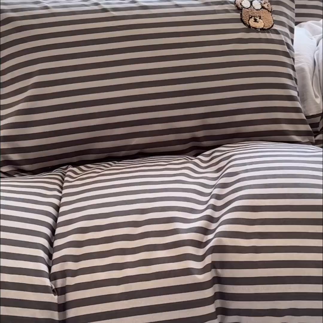 91家纺网 家纺一手货源 找家纺 优卡迪家纺馆 2026新款A类亲肤水洗棉毛巾绣系列四件套下载文件包含买家秀 潮酷熊-炭黑条