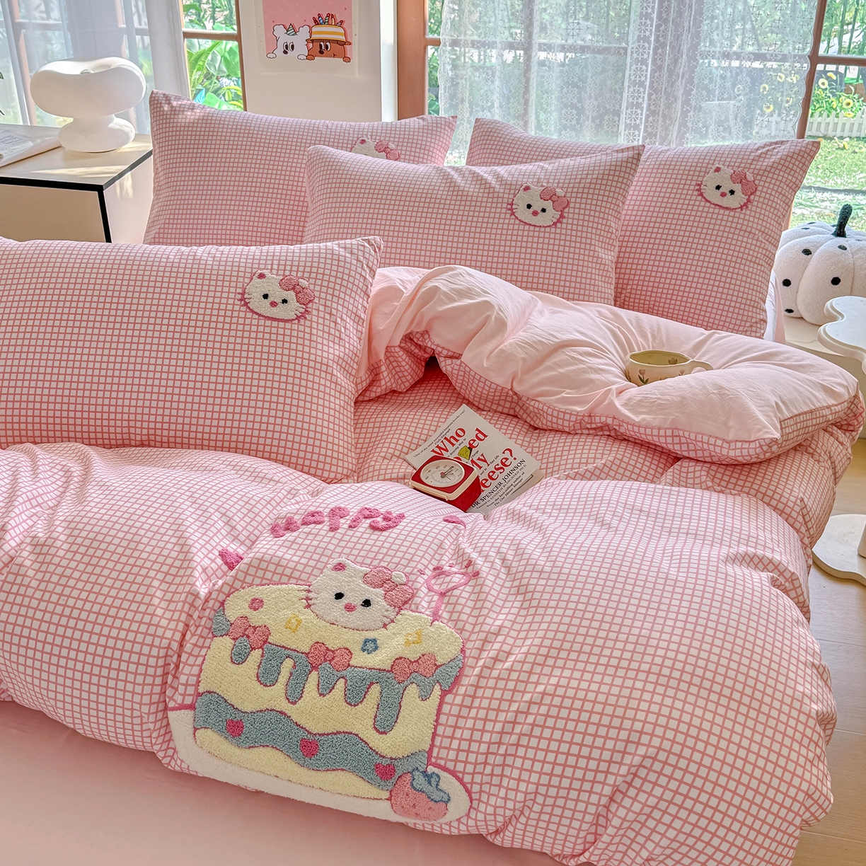 91家纺网 家纺一手货源 找家纺 优卡迪家纺馆 2026新款A类亲肤水洗棉毛巾绣系列四件套下载文件包含买家秀 蛋糕猫-布丁粉