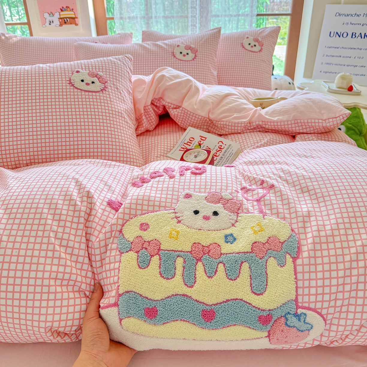 91家纺网 家纺一手货源 找家纺 优卡迪家纺馆 2026新款A类亲肤水洗棉毛巾绣系列四件套下载文件包含买家秀 蛋糕猫-布丁粉