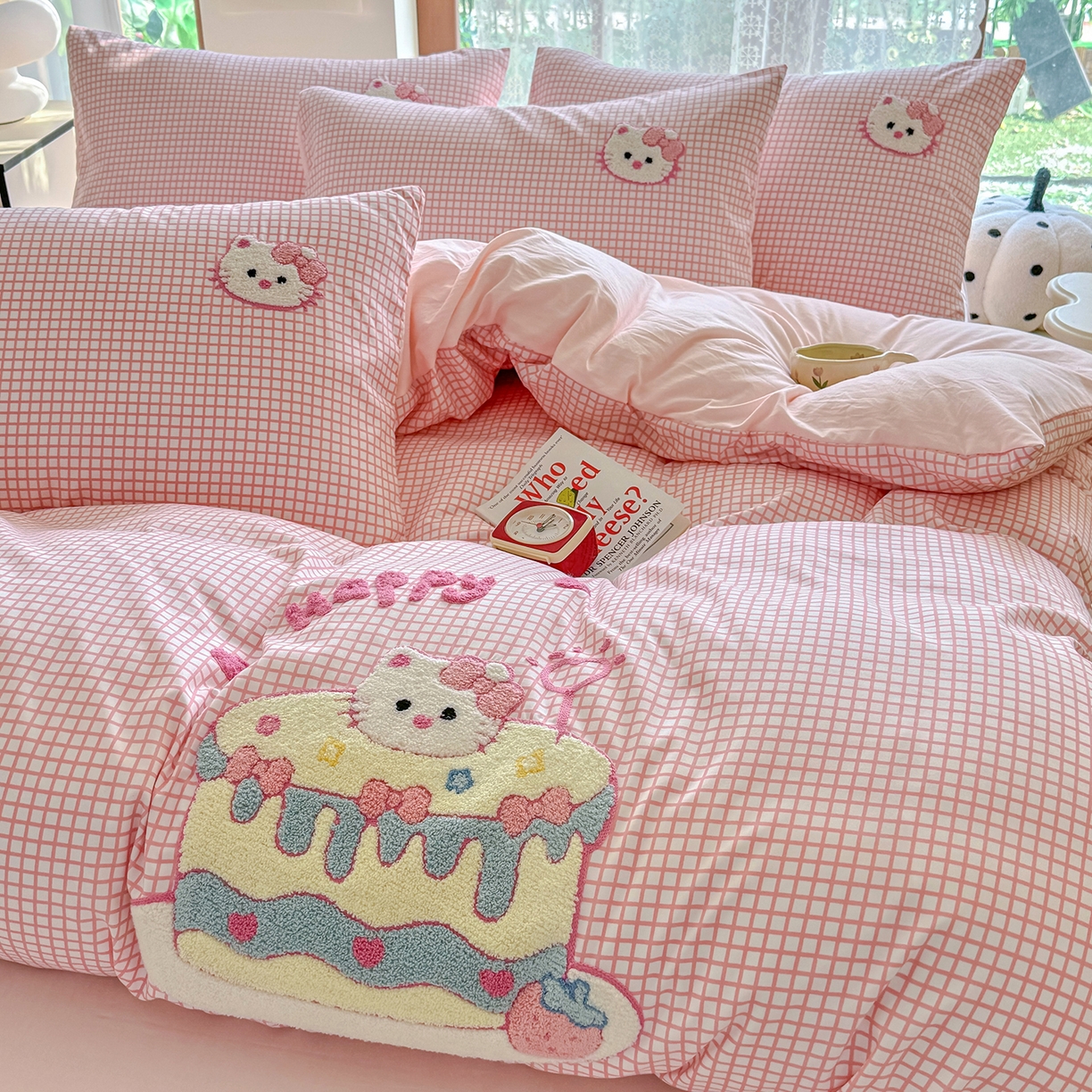 91家纺网 家纺一手货源 找家纺 优卡迪家纺馆 2026新款A类亲肤水洗棉毛巾绣系列四件套下载文件包含买家秀 蛋糕猫-布丁粉