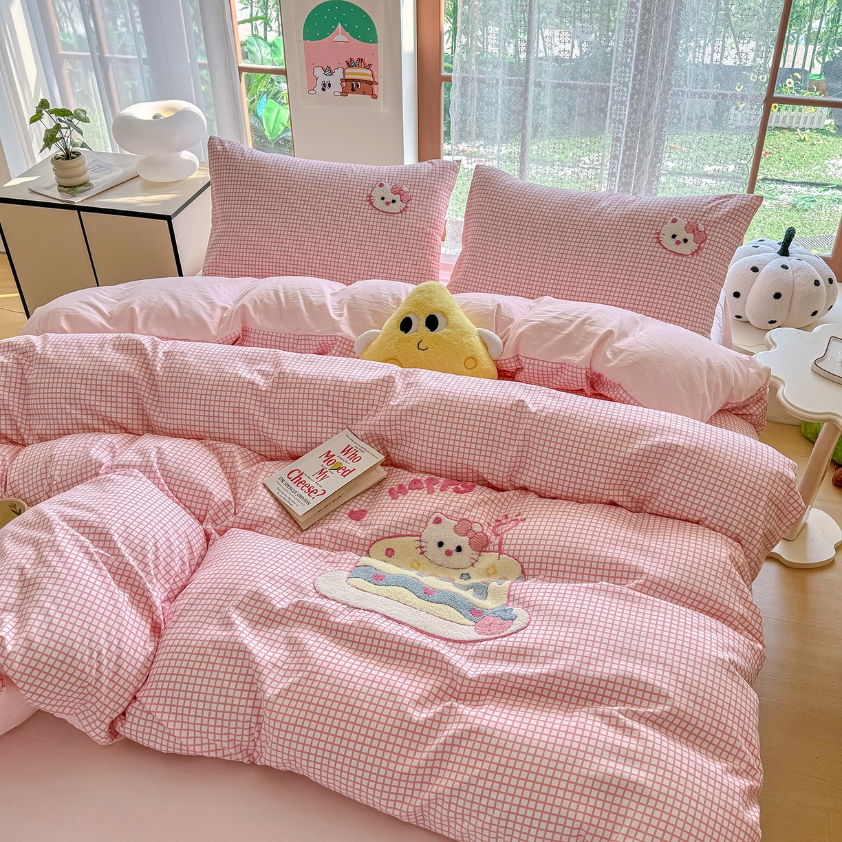 91家纺网 家纺一手货源 找家纺 优卡迪家纺馆 2026新款A类亲肤水洗棉毛巾绣系列四件套下载文件包含买家秀 蛋糕猫-布丁粉