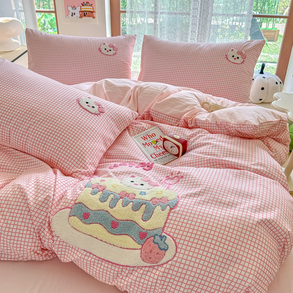 91家纺网 家纺一手货源 找家纺 优卡迪家纺馆 2026新款A类亲肤水洗棉毛巾绣系列四件套下载文件包含买家秀 蛋糕猫-布丁粉