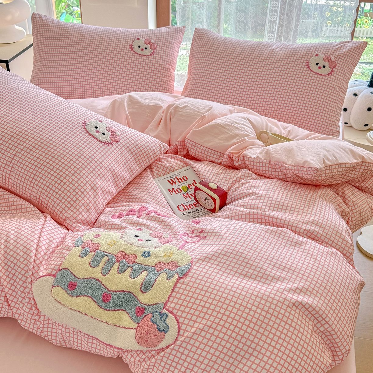 91家纺网 家纺一手货源 找家纺 优卡迪家纺馆 2026新款A类亲肤水洗棉毛巾绣系列四件套下载文件包含买家秀 蛋糕猫-布丁粉