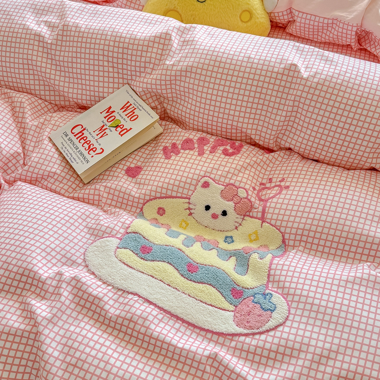 91家纺网 家纺一手货源 找家纺 优卡迪家纺馆 2026新款A类亲肤水洗棉毛巾绣系列四件套下载文件包含买家秀 蛋糕猫-布丁粉