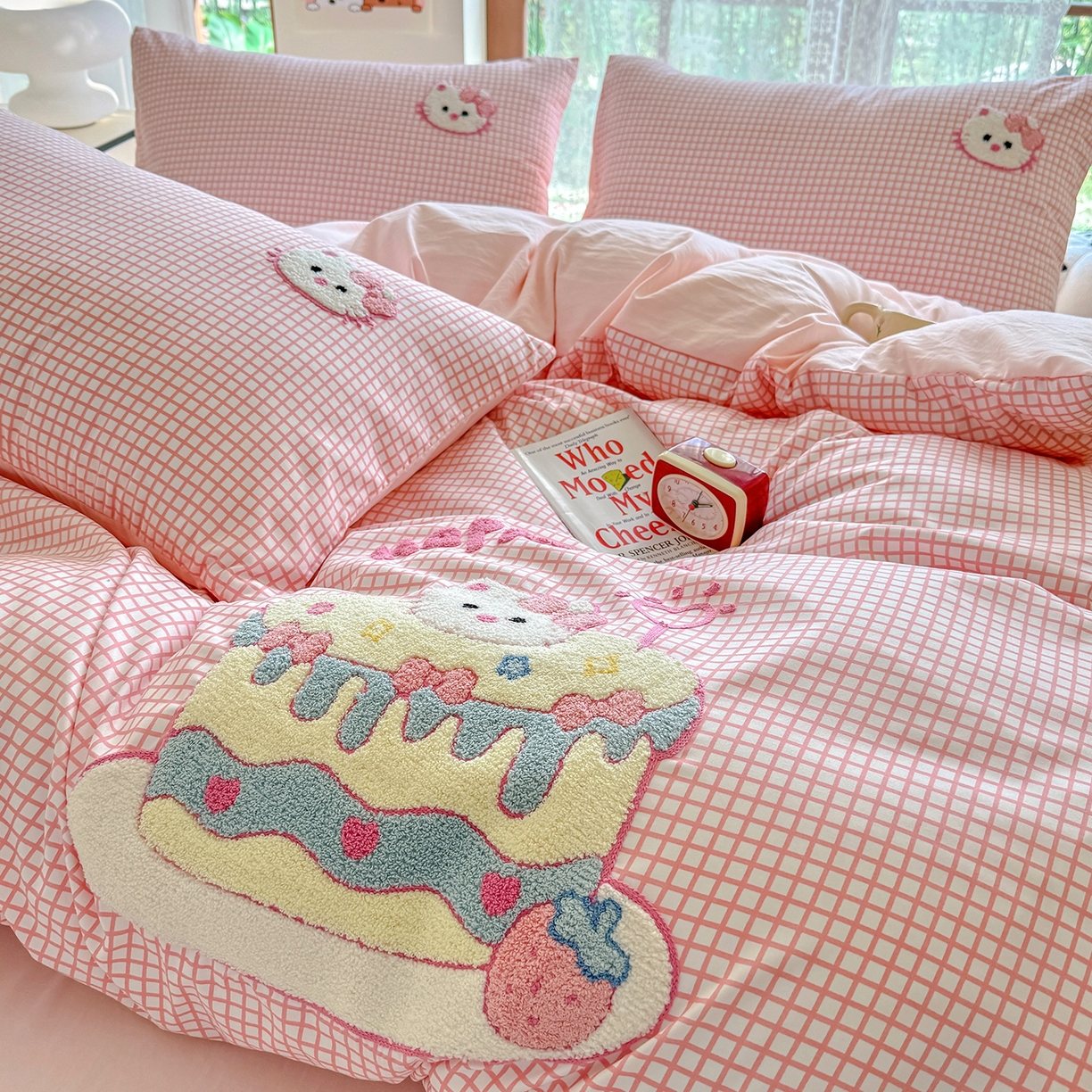 91家纺网 家纺一手货源 找家纺 优卡迪家纺馆 2026新款A类亲肤水洗棉毛巾绣系列四件套下载文件包含买家秀 蛋糕猫-布丁粉