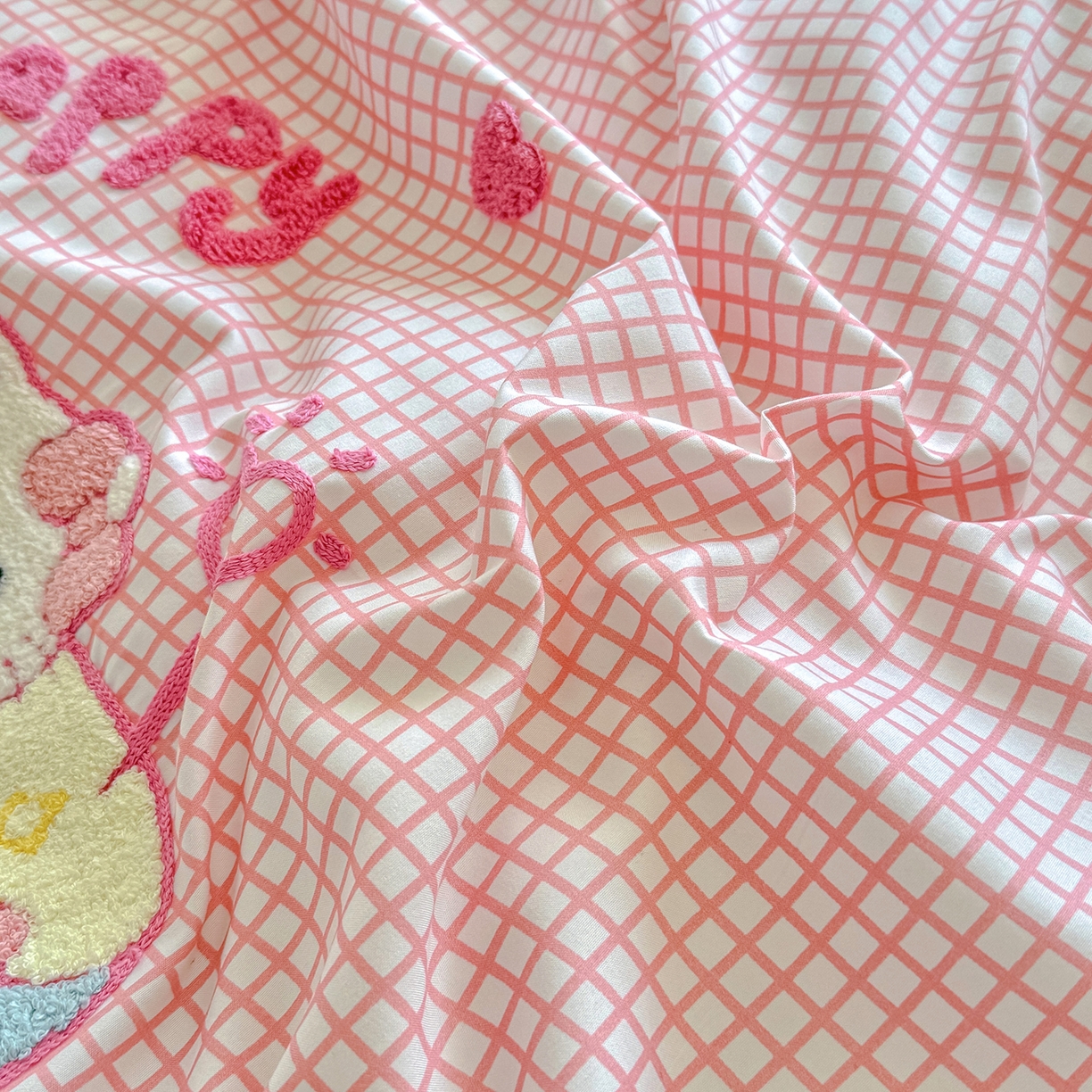 91家纺网 家纺一手货源 找家纺 优卡迪家纺馆 2026新款A类亲肤水洗棉毛巾绣系列四件套下载文件包含买家秀 蛋糕猫-布丁粉