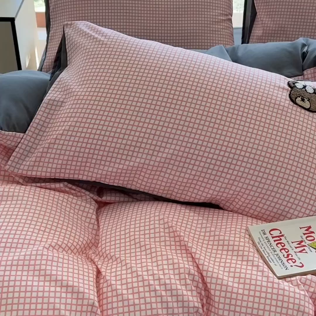 91家纺网 家纺一手货源 找家纺 优卡迪家纺馆 2026新款A类亲肤水洗棉毛巾绣系列四件套下载文件包含买家秀 蛋糕猫-布丁粉