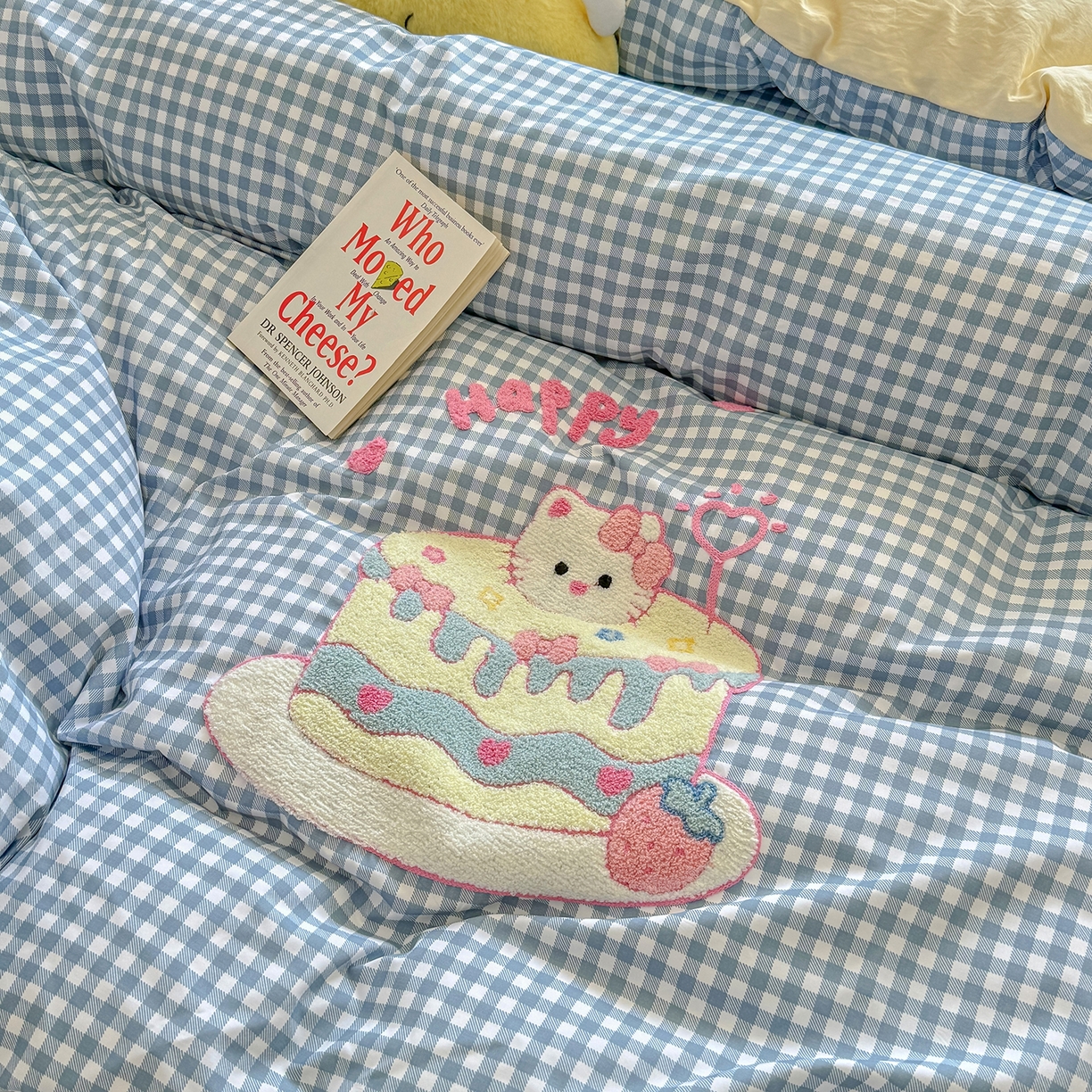 91家纺网 家纺一手货源 找家纺 优卡迪家纺馆 2026新款A类亲肤水洗棉毛巾绣系列四件套下载文件包含买家秀 蛋糕猫-布丁兰