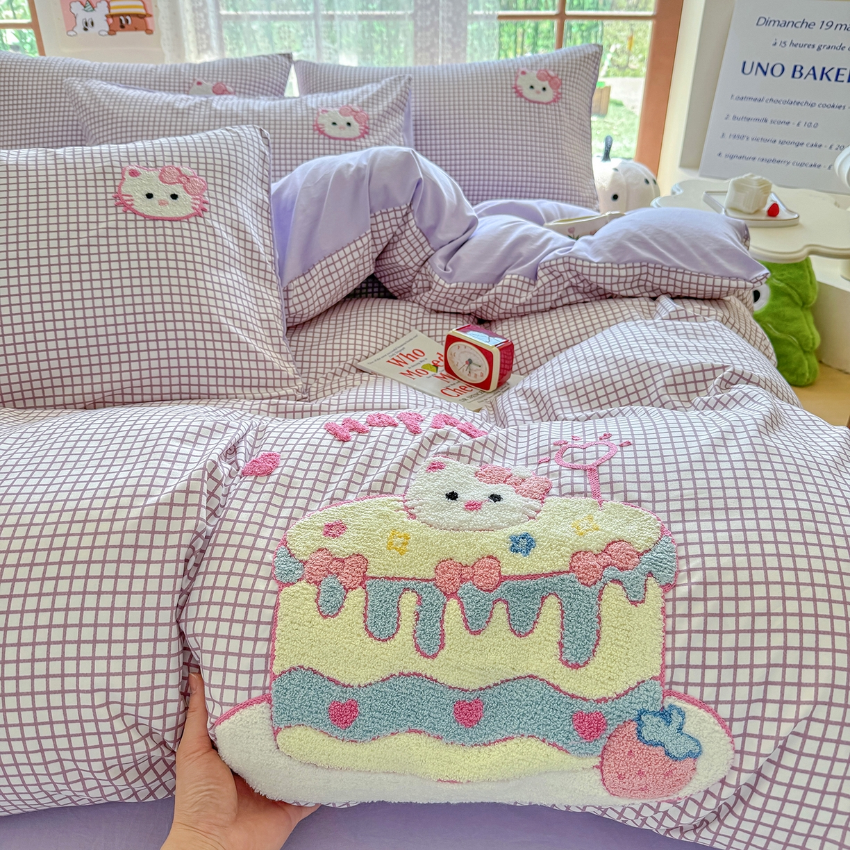 91家纺网 家纺一手货源 找家纺 优卡迪家纺馆 2026新款A类亲肤水洗棉毛巾绣系列四件套下载文件包含买家秀 蛋糕猫-布丁紫