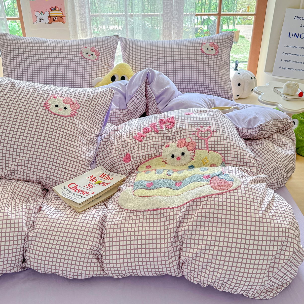 91家纺网 家纺一手货源 找家纺 优卡迪家纺馆 2026新款A类亲肤水洗棉毛巾绣系列四件套下载文件包含买家秀 蛋糕猫-布丁紫