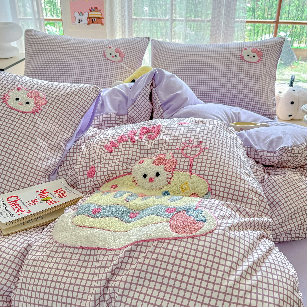 91家纺网 家纺一手货源 找家纺 优卡迪家纺馆 2026新款A类亲肤水洗棉毛巾绣系列四件套下载文件包含买家秀 蛋糕猫-布丁紫