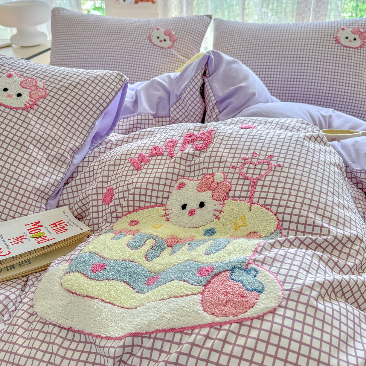 91家纺网 家纺一手货源 找家纺 优卡迪家纺馆 2026新款A类亲肤水洗棉毛巾绣系列四件套下载文件包含买家秀 蛋糕猫-布丁紫