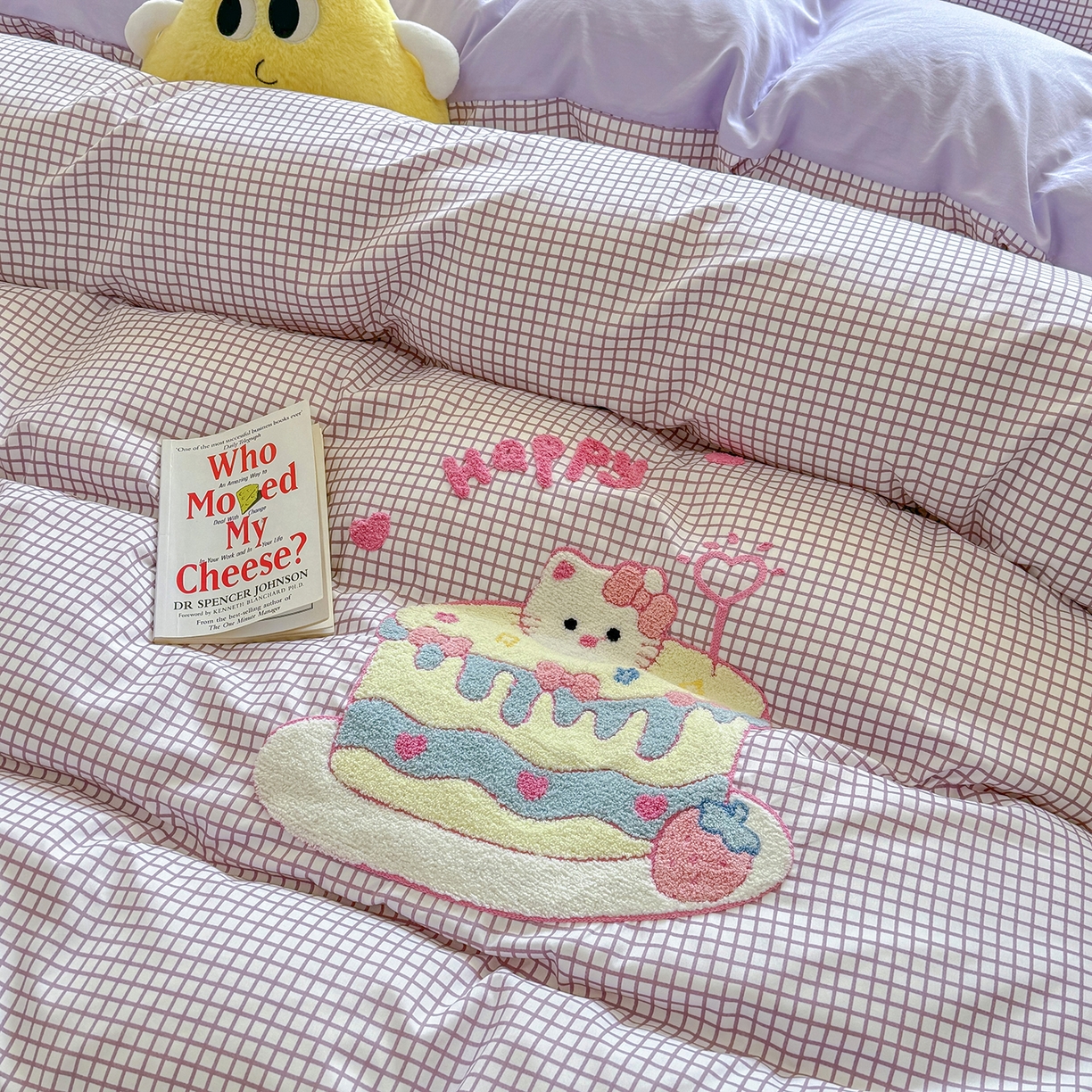 91家纺网 家纺一手货源 找家纺 优卡迪家纺馆 2026新款A类亲肤水洗棉毛巾绣系列四件套下载文件包含买家秀 蛋糕猫-布丁紫