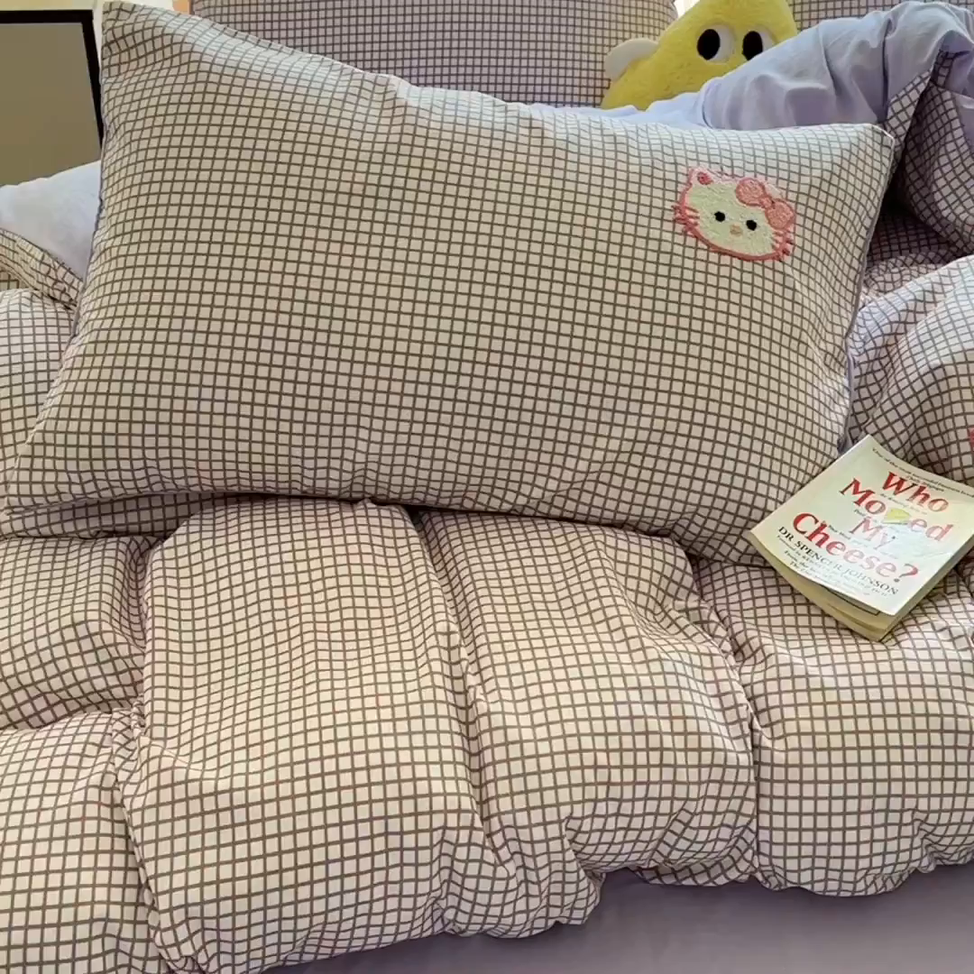 91家纺网 家纺一手货源 找家纺 优卡迪家纺馆 2026新款A类亲肤水洗棉毛巾绣系列四件套下载文件包含买家秀 蛋糕猫-布丁紫