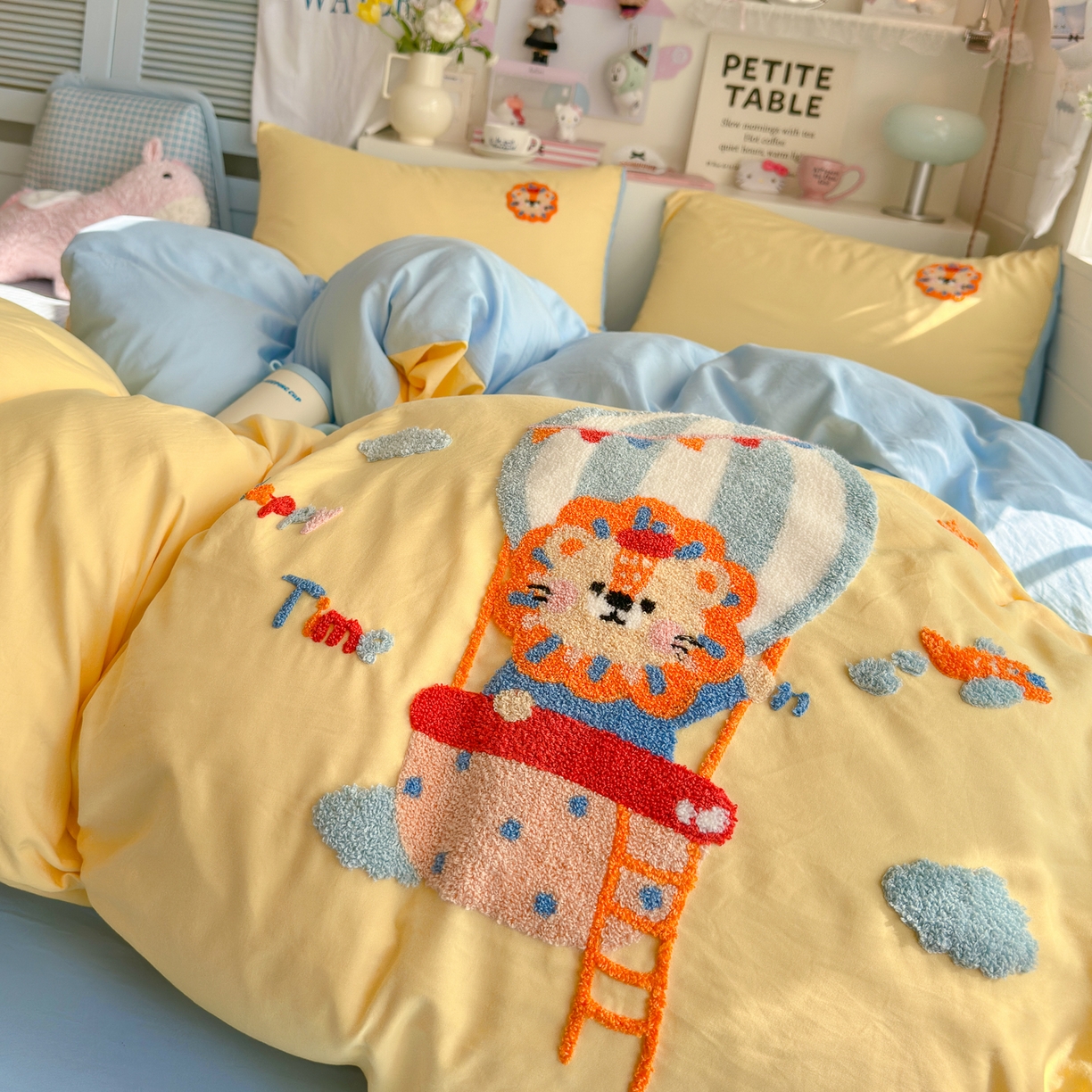 91家纺网 家纺一手货源 找家纺 优卡迪家纺馆 2026新款A类亲肤水洗棉毛巾绣系列四件套下载文件包含买家秀 皇家萌狮-浅黄