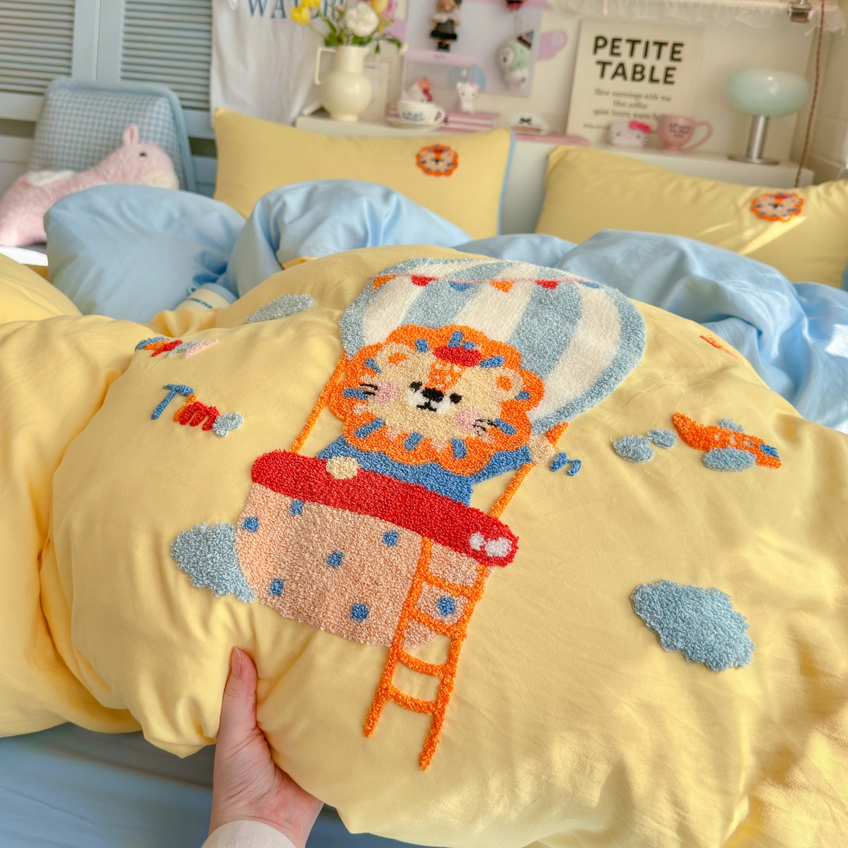 91家纺网 家纺一手货源 找家纺 优卡迪家纺馆 2026新款A类亲肤水洗棉毛巾绣系列四件套下载文件包含买家秀 皇家萌狮-浅黄