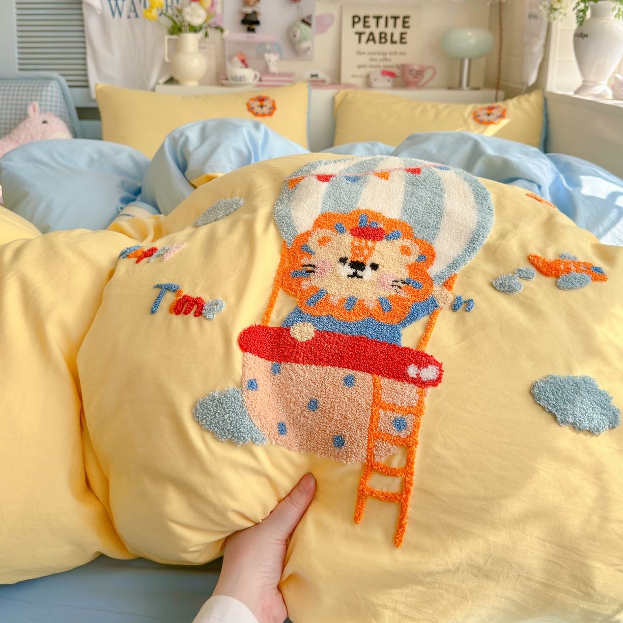 91家纺网 家纺一手货源 找家纺 优卡迪家纺馆 2026新款A类亲肤水洗棉毛巾绣系列四件套下载文件包含买家秀 皇家萌狮-浅黄