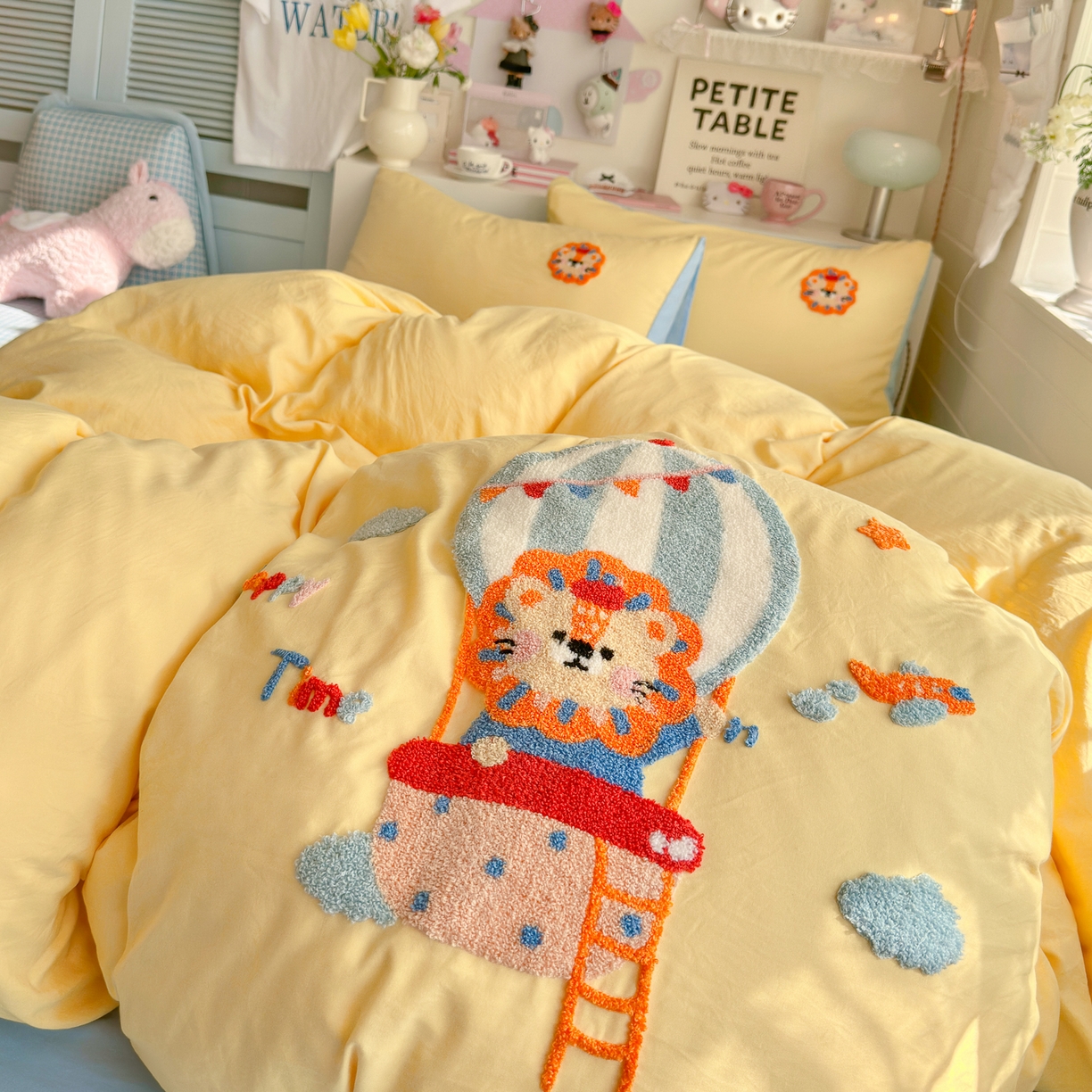 91家纺网 家纺一手货源 找家纺 优卡迪家纺馆 2026新款A类亲肤水洗棉毛巾绣系列四件套下载文件包含买家秀 皇家萌狮-浅黄