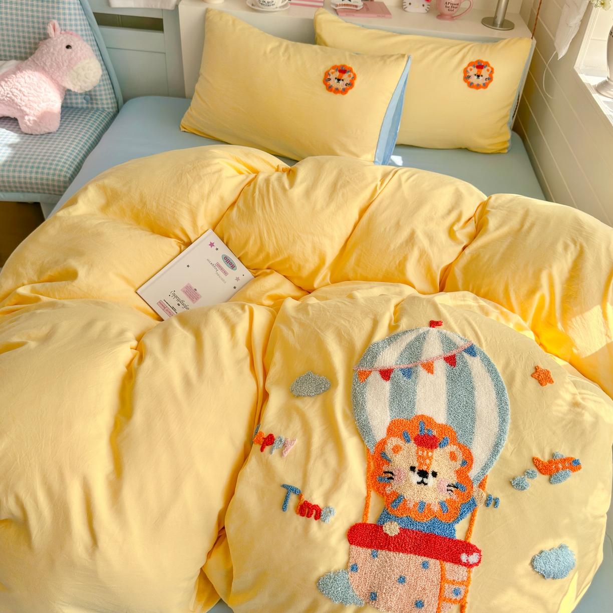 91家纺网 家纺一手货源 找家纺 优卡迪家纺馆 2026新款A类亲肤水洗棉毛巾绣系列四件套下载文件包含买家秀 皇家萌狮-浅黄