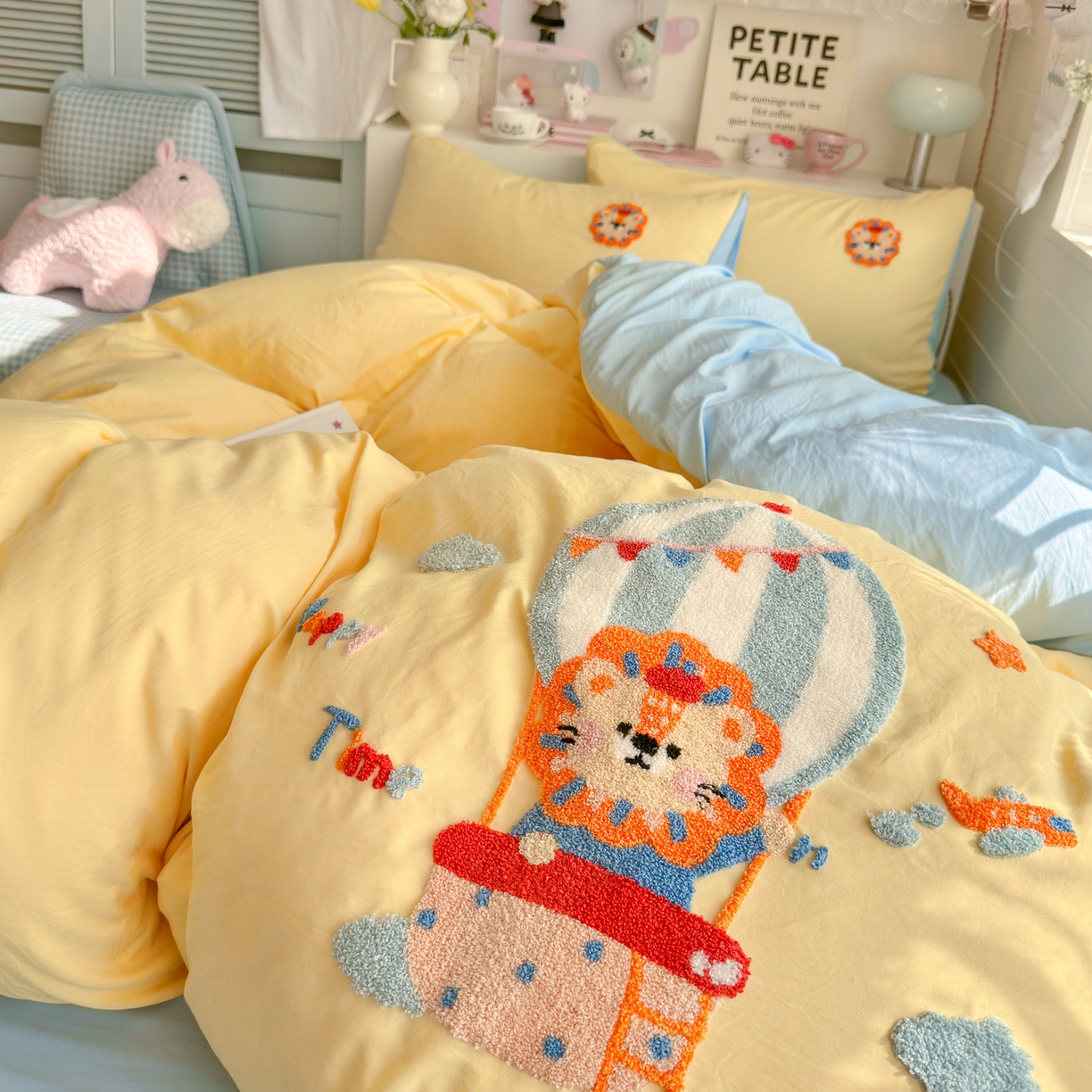 91家纺网 家纺一手货源 找家纺 优卡迪家纺馆 2026新款A类亲肤水洗棉毛巾绣系列四件套下载文件包含买家秀 皇家萌狮-浅黄