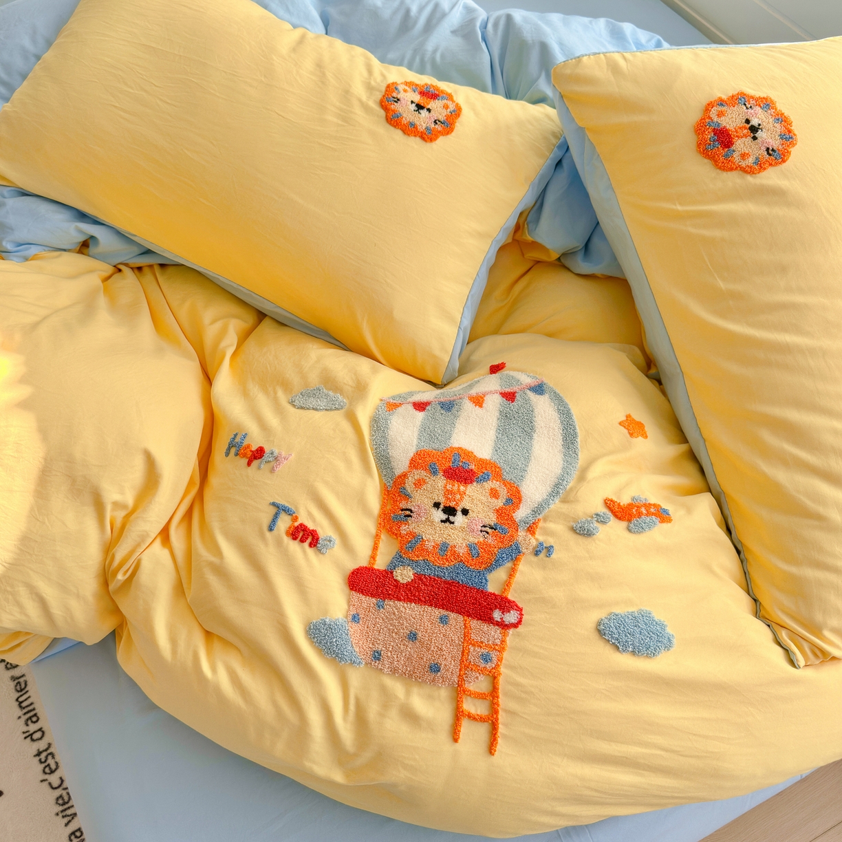 91家纺网 家纺一手货源 找家纺 优卡迪家纺馆 2026新款A类亲肤水洗棉毛巾绣系列四件套下载文件包含买家秀 皇家萌狮-浅黄