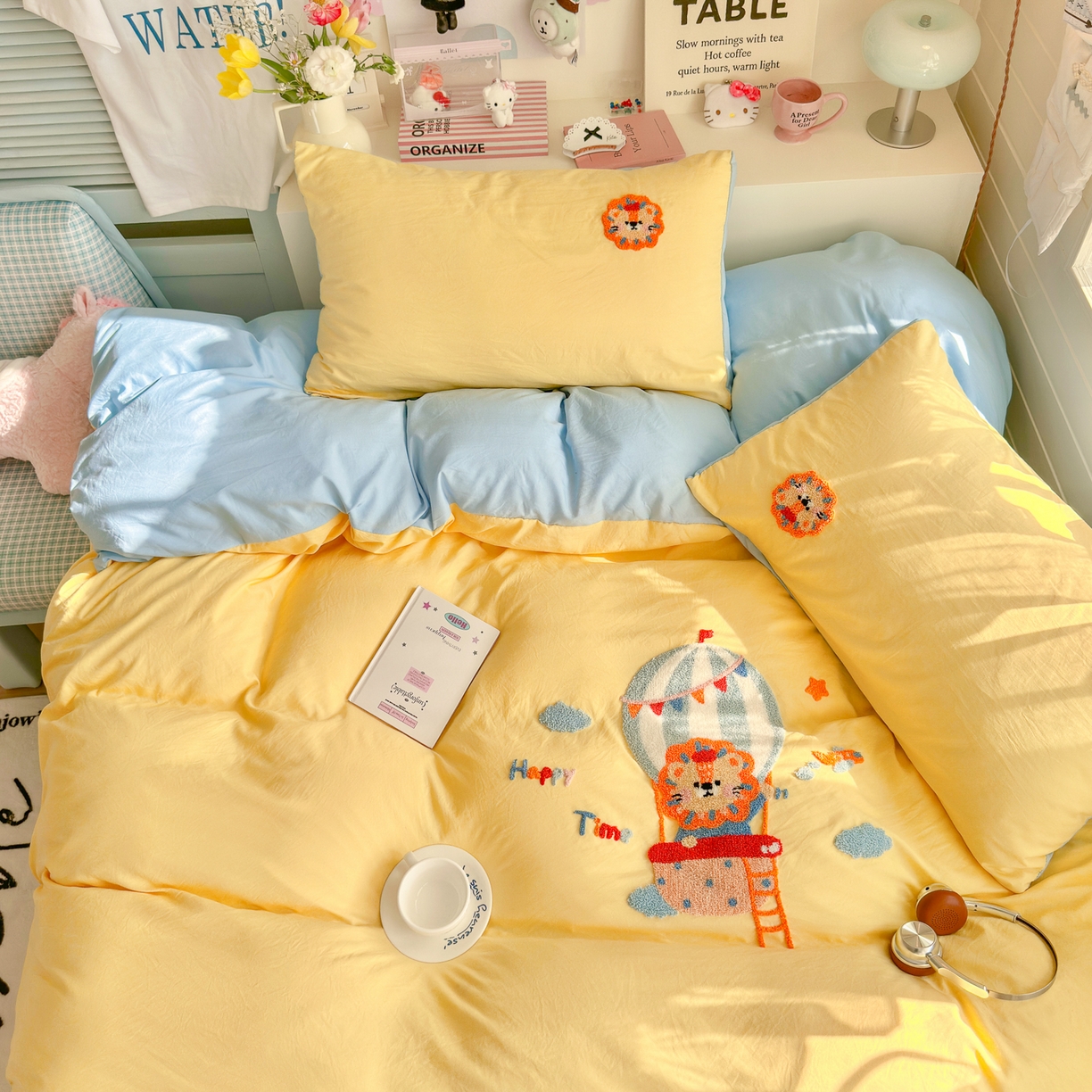 91家纺网 家纺一手货源 找家纺 优卡迪家纺馆 2026新款A类亲肤水洗棉毛巾绣系列四件套下载文件包含买家秀 皇家萌狮-浅黄