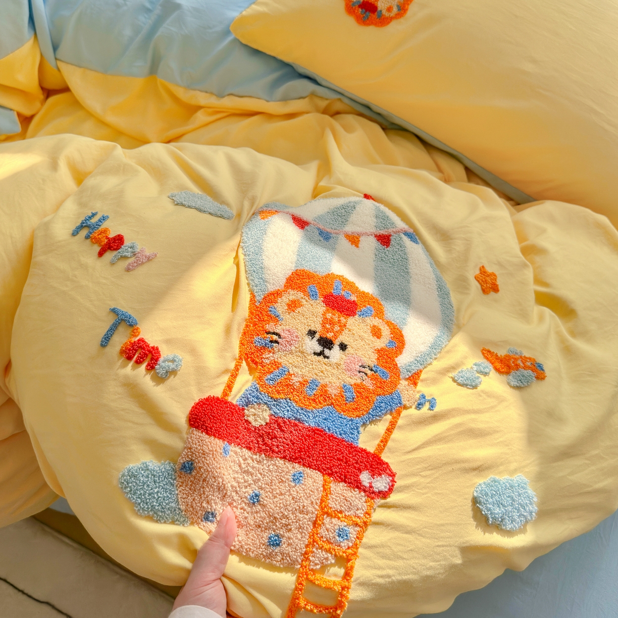 91家纺网 家纺一手货源 找家纺 优卡迪家纺馆 2026新款A类亲肤水洗棉毛巾绣系列四件套下载文件包含买家秀 皇家萌狮-浅黄