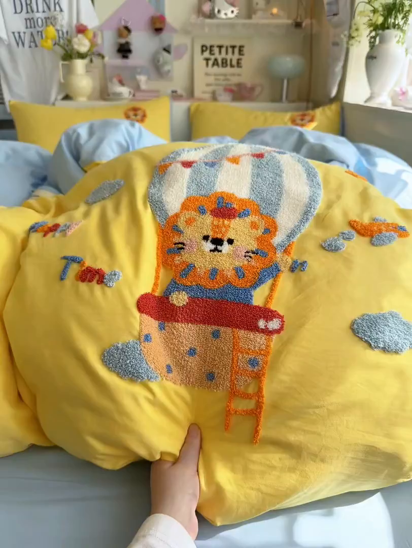 91家纺网 家纺一手货源 找家纺 优卡迪家纺馆 2026新款A类亲肤水洗棉毛巾绣系列四件套下载文件包含买家秀 皇家萌狮-浅黄