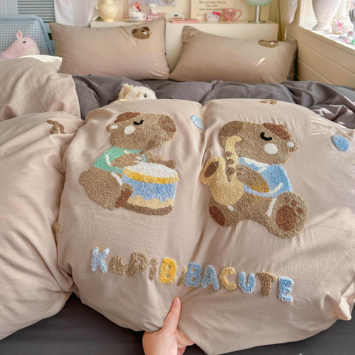 91家纺网 家纺一手货源 找家纺 优卡迪家纺馆 2026新款A类亲肤水洗棉毛巾绣系列四件套下载文件包含买家秀 卡皮乐章-奶杏