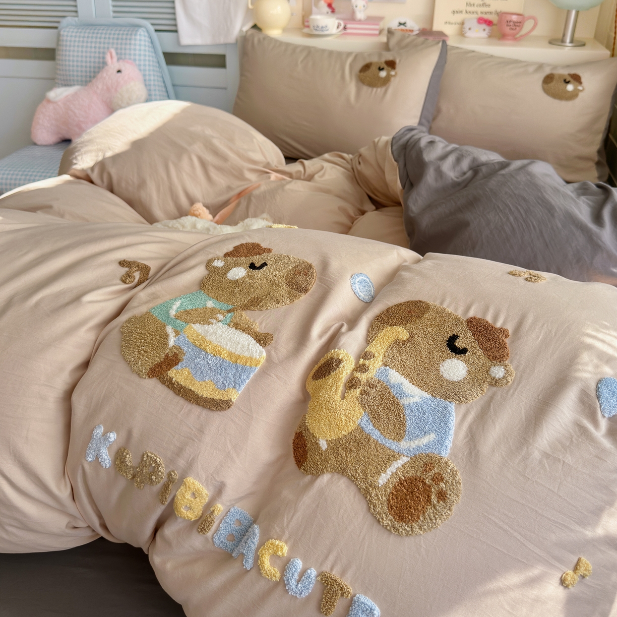 91家纺网 家纺一手货源 找家纺 优卡迪家纺馆 2026新款A类亲肤水洗棉毛巾绣系列四件套下载文件包含买家秀 卡皮乐章-奶杏