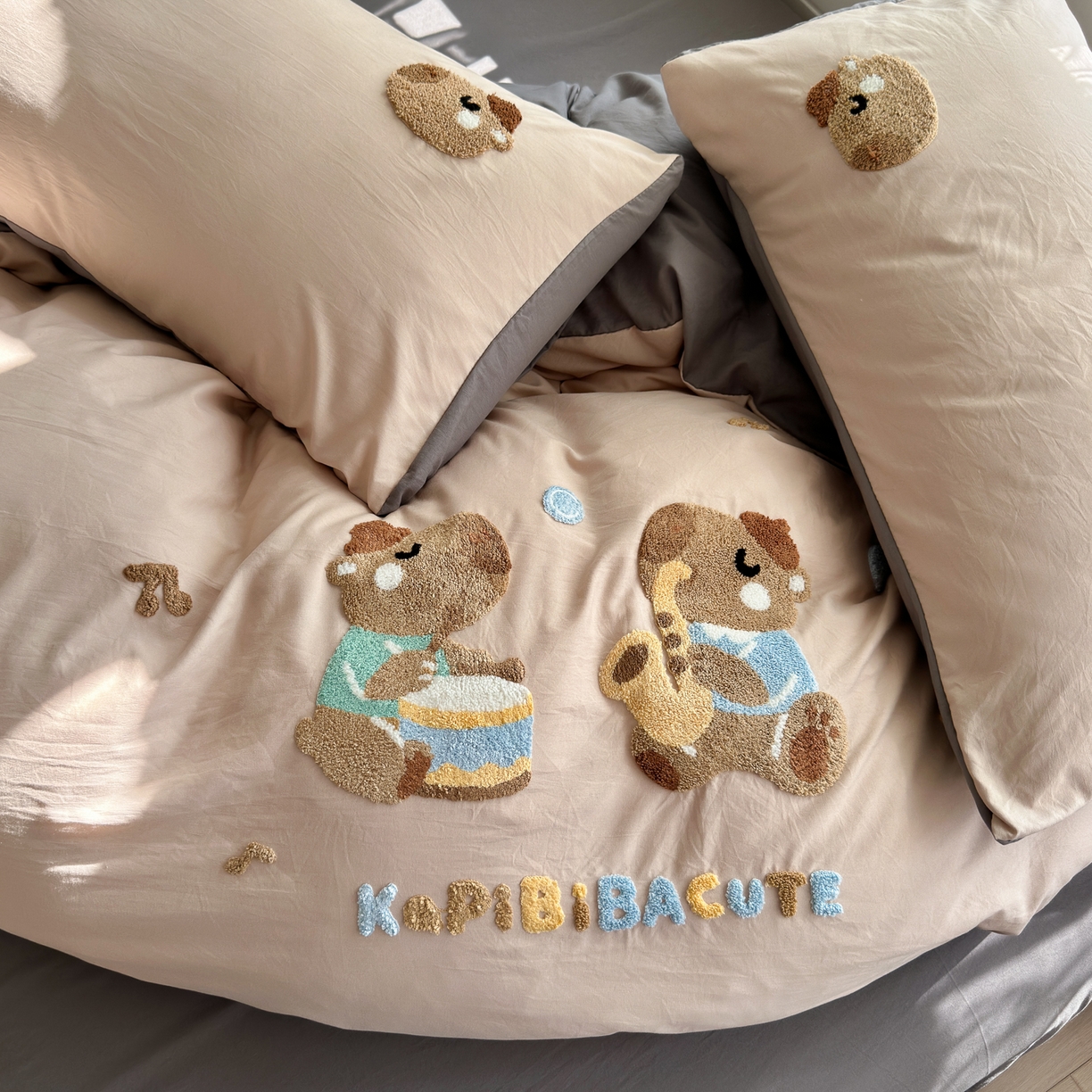 91家纺网 家纺一手货源 找家纺 优卡迪家纺馆 2026新款A类亲肤水洗棉毛巾绣系列四件套下载文件包含买家秀 卡皮乐章-奶杏