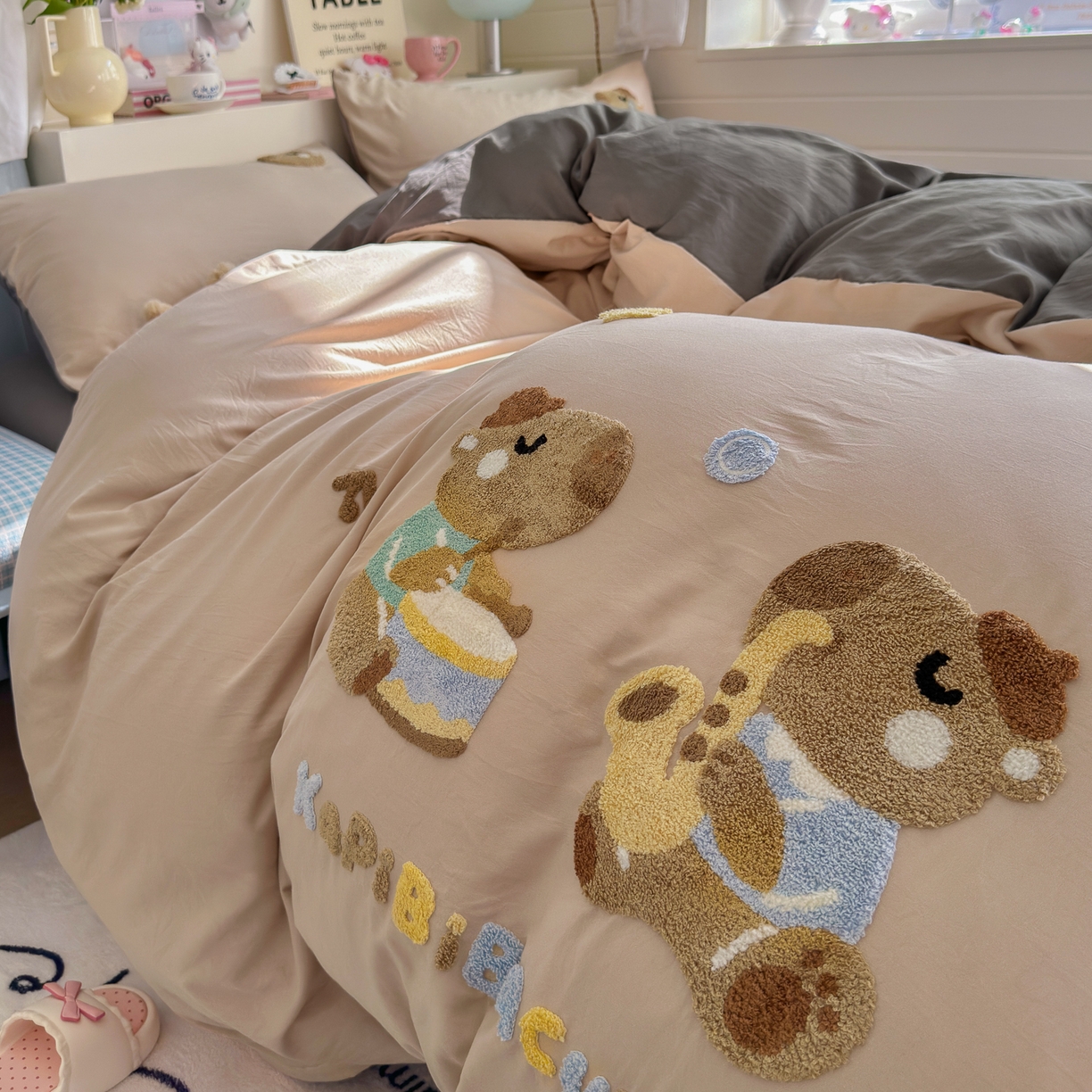 91家纺网 家纺一手货源 找家纺 优卡迪家纺馆 2026新款A类亲肤水洗棉毛巾绣系列四件套下载文件包含买家秀 卡皮乐章-奶杏