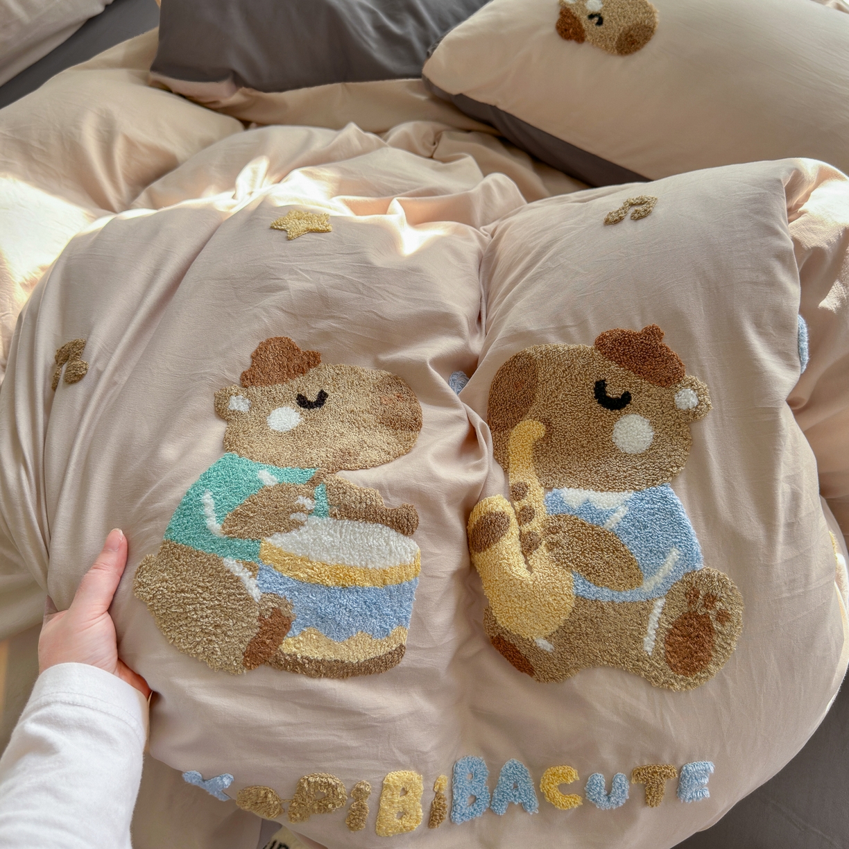 91家纺网 家纺一手货源 找家纺 优卡迪家纺馆 2026新款A类亲肤水洗棉毛巾绣系列四件套下载文件包含买家秀 卡皮乐章-奶杏