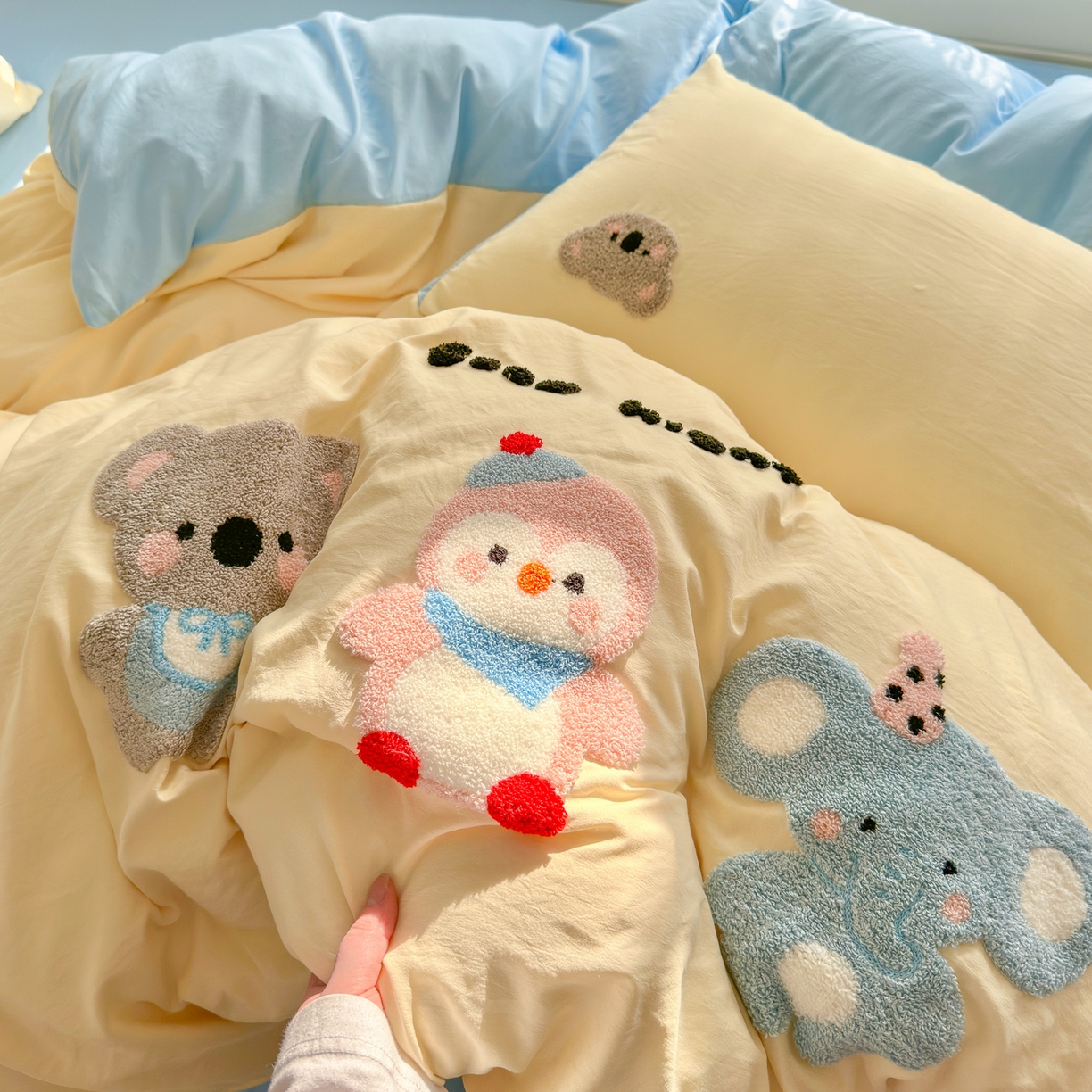 91家纺网 家纺一手货源 找家纺 优卡迪家纺馆 2026新款A类亲肤水洗棉毛巾绣系列四件套下载文件包含买家秀 森系萌宠-奶黄