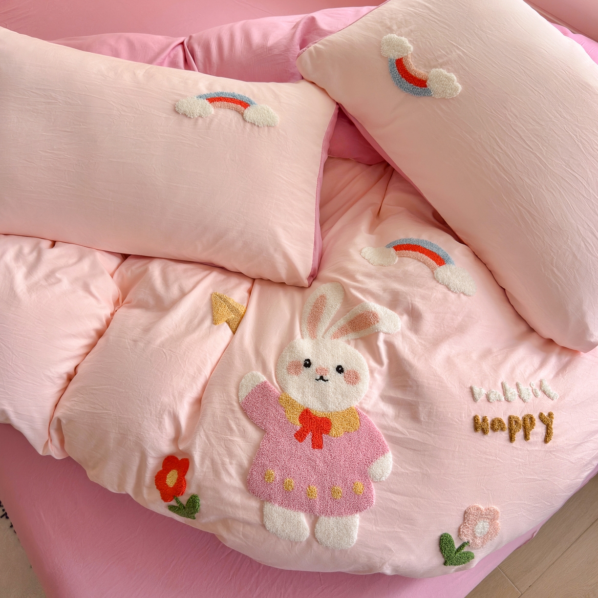 91家纺网 家纺一手货源 找家纺 优卡迪家纺馆 2026新款A类亲肤水洗棉毛巾绣系列四件套下载文件包含买家秀 甜心兔宝-玉粉