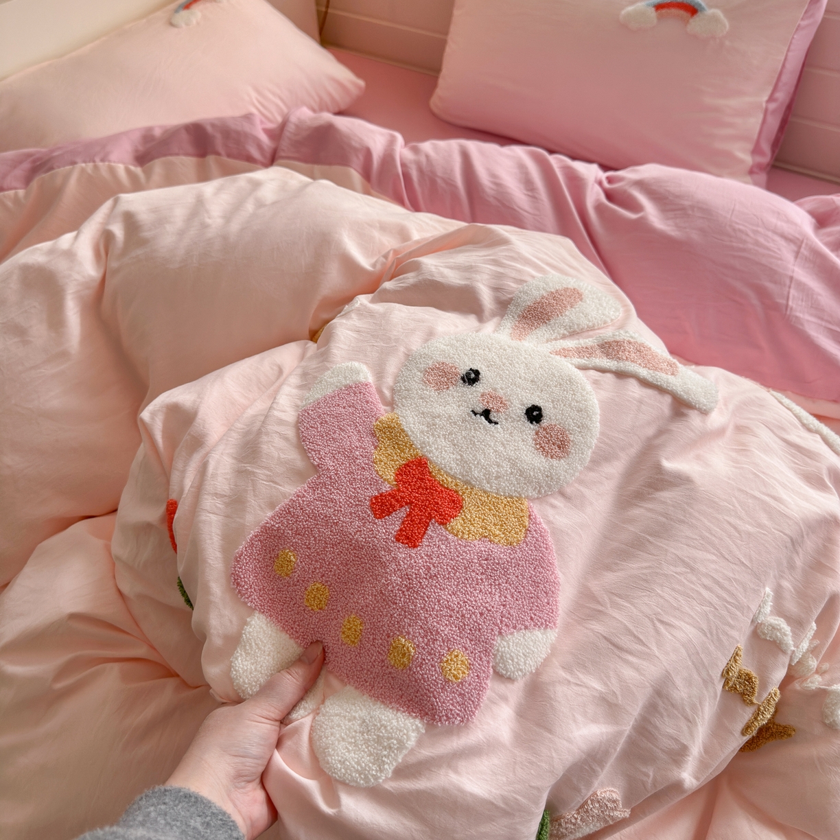 91家纺网 家纺一手货源 找家纺 优卡迪家纺馆 2026新款A类亲肤水洗棉毛巾绣系列四件套下载文件包含买家秀 甜心兔宝-玉粉