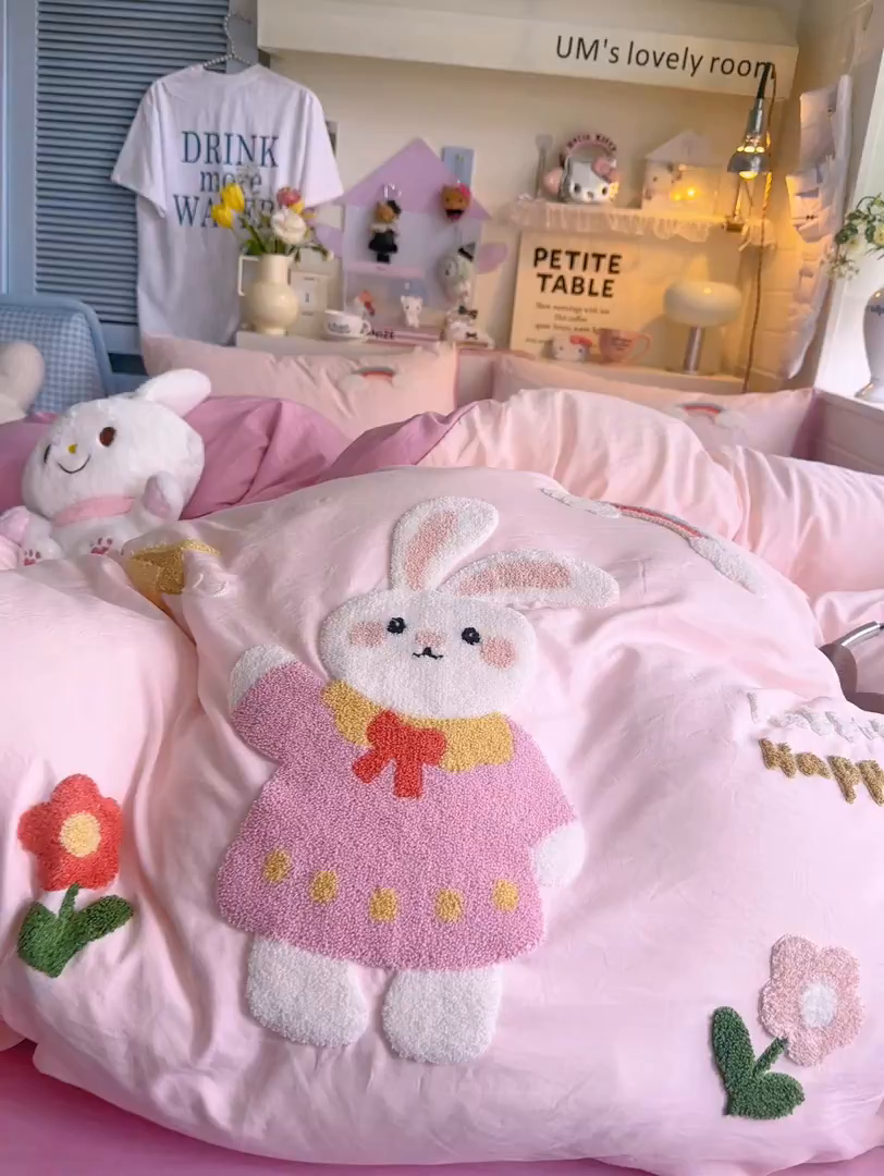 91家纺网 家纺一手货源 找家纺 优卡迪家纺馆 2026新款A类亲肤水洗棉毛巾绣系列四件套下载文件包含买家秀 甜心兔宝-玉粉